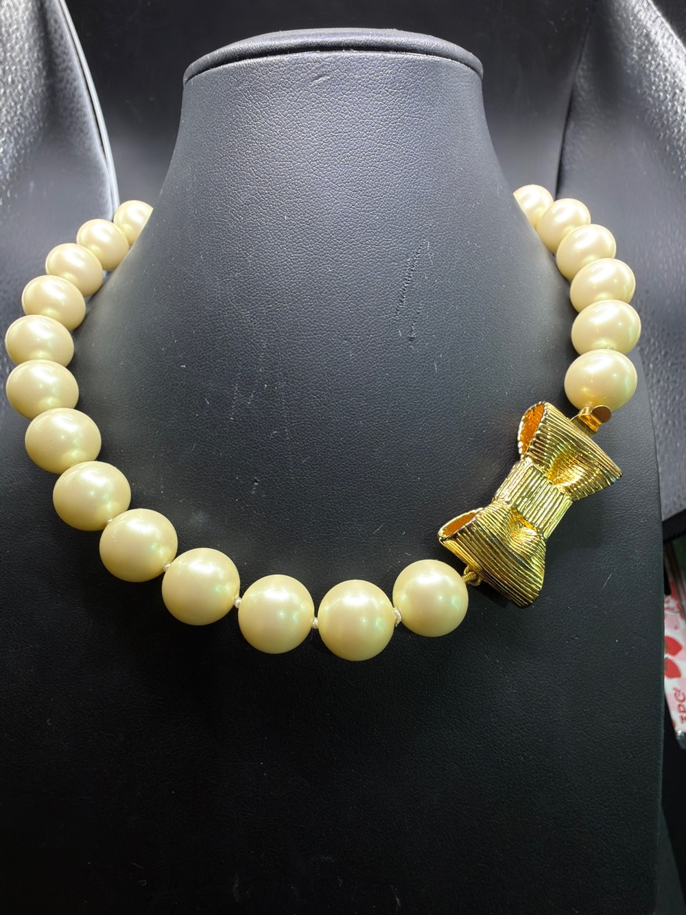 KATE SPADE ALL WRAPPED UP GLASS PEARL GOLD TONE RIBBON BOW NECKLACE - Picture 4 of 12